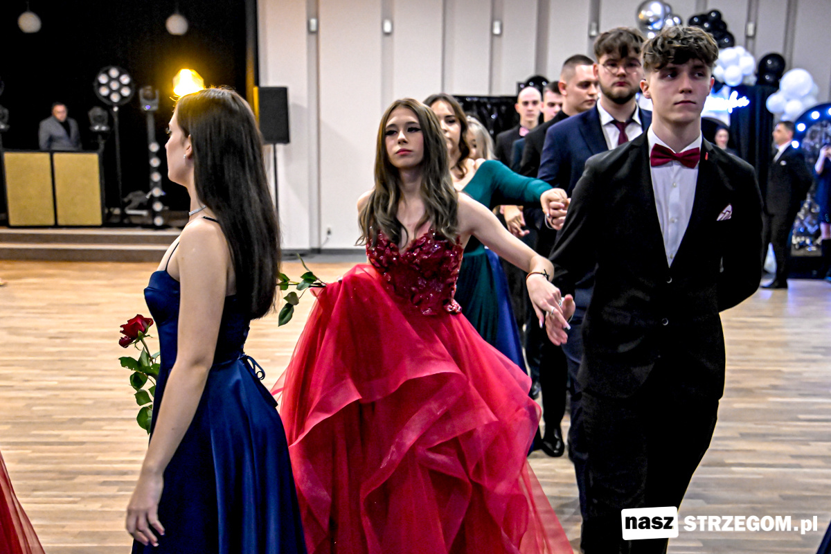 Tegoroczni maturzyści ze strzegomskiego „Żeromskiego” balowali na studniówce! [FOTO] 